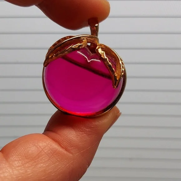SOLD Vintage Signed Sarah Coventry Lucite Magenta & Goldtone Apple Brooch Pin - Picture 10 of 10